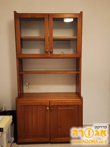 שידה עם ויטרינה ומדפים