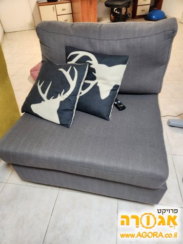 כורסא בצבע אפור
