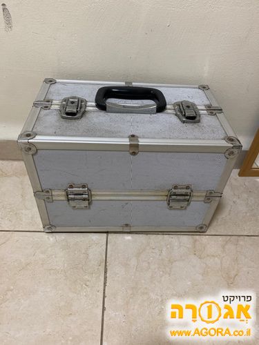 מזוודה קטנה מאלומניום