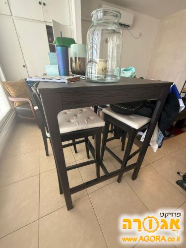 שולחן אוכל וארבעה כיסאות