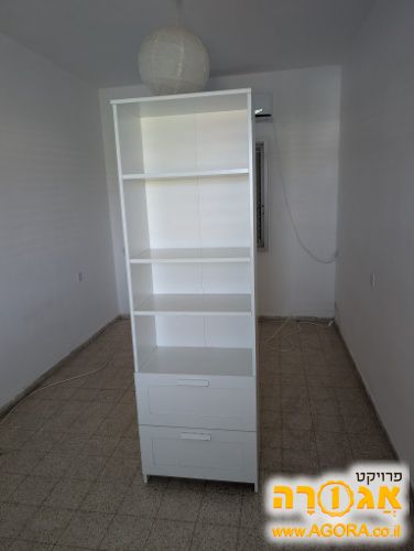 ארון חצי פתוח