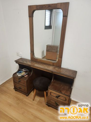 פינת טואלט עם שידות