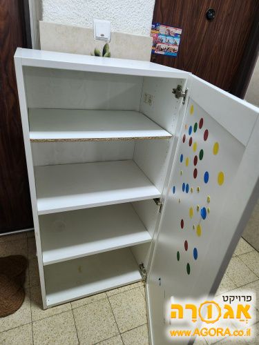 ארון מדפים