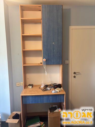 שולחן כתיבה עם מדפים