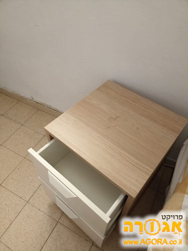 שידת לילה קטנה