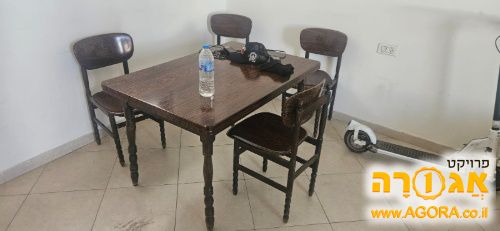שולחן וכסאות