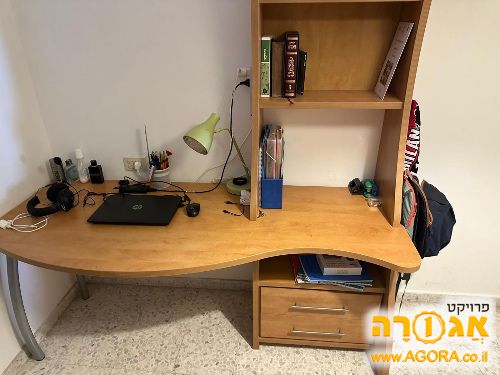 שולחן כתיבה עם מדפים ומגירות