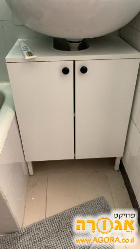 כוננית מתחת לכיור