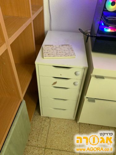 כוננית לבנה