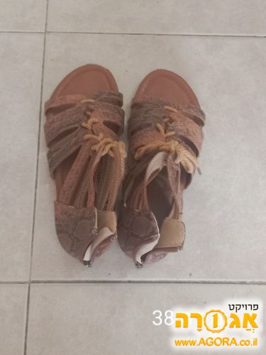 סנדלים חומות