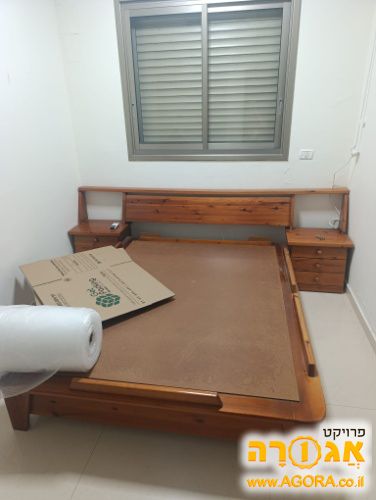 מיטה עם ארגז ושידות