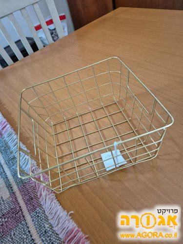 סלסלה חדשה מוזהבת ממתכת בערך 25×25