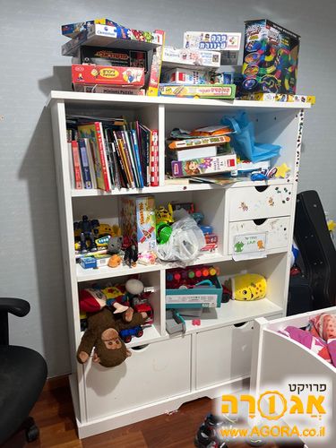 כוננית משחקים לילדים