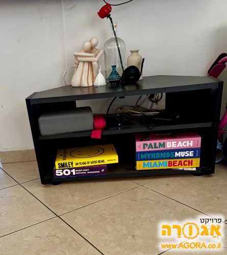 כוננית מתחת לטלוויזיה