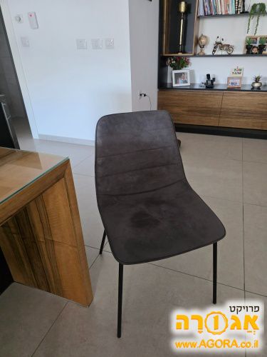 4 כסאות