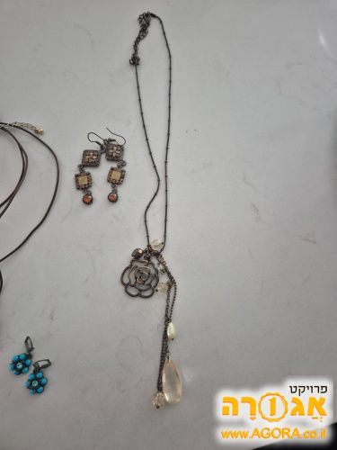 שרשראות, עגילים