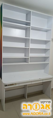 שלחן כתיבה עם מגירות וספריה