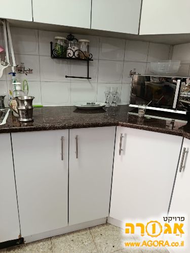 ארונות מטבח עם שיש וכיור