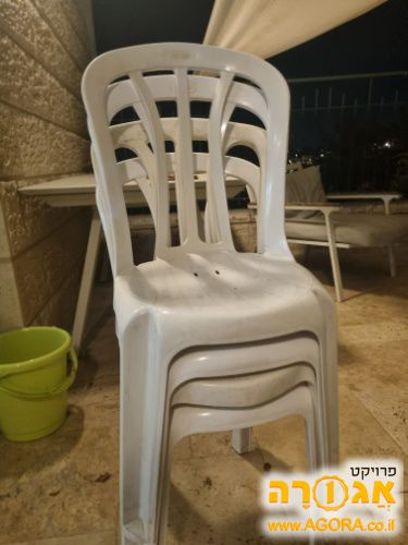 4 כיסאות פלסטיק
