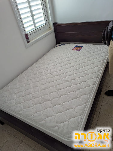 מסגרת מיטה עם מזרון