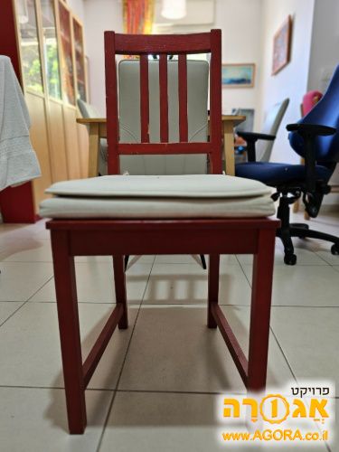שישה כסאות עץ