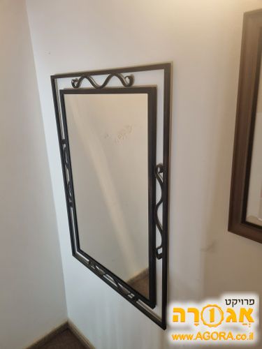 מראה במסגור מתכתי