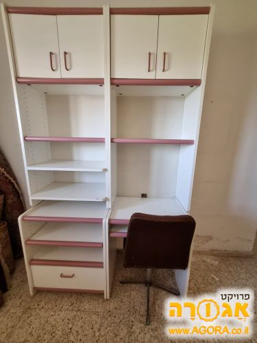 ספריה ושולחן כתיבה