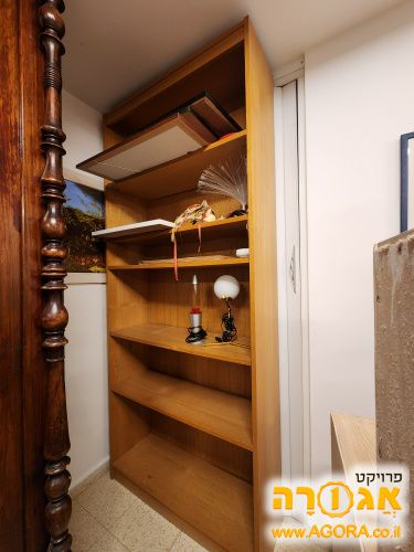 ארון מדפים