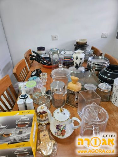 כלי בית מסוגים שונים צלחות כוסות מחבתות