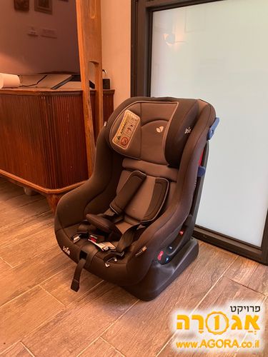 מושב לרכב לילד Joie במצב כמעט חדש