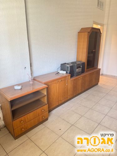 תכולת דירה. רהיטים מעץ מלא