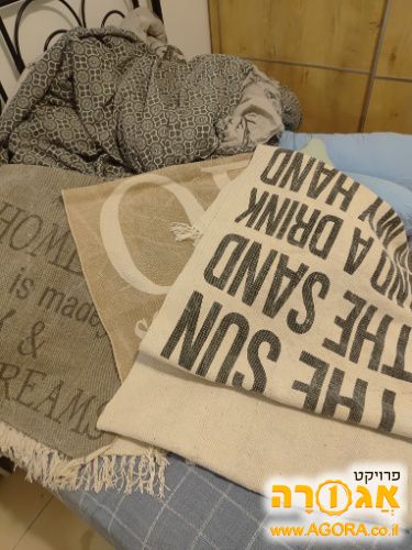 שלושה שטיחי בד מקסימים, ארוכים