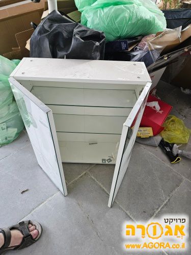ארון מקלחת מעל הכיור עם דלתות מראה