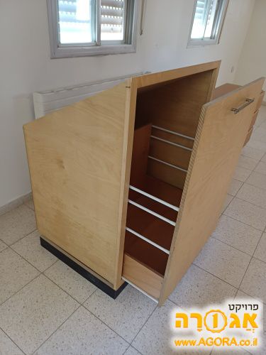 כונניות ספרים, שולחן כתיבה, ארגז מצעים