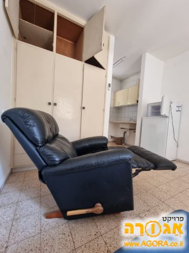 כורסה רקליינר "LazyBoy" עור שחור במיידי