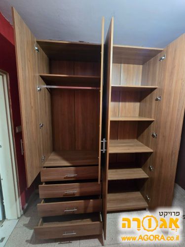 ארון עץ גדול
