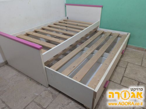 מיטה עם מיטת חבר