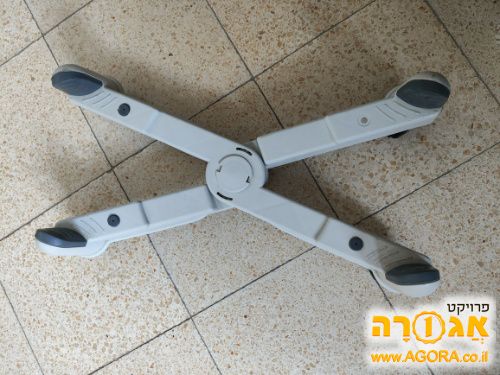 מעמד עם גלגלים למחשב נייח