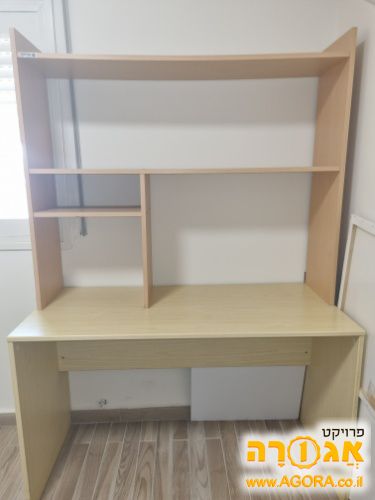 שולחן כתיבה ומדפים