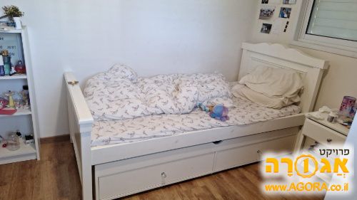 מיטה לבנה עם מיטת חבר נפתחת ומגירות
