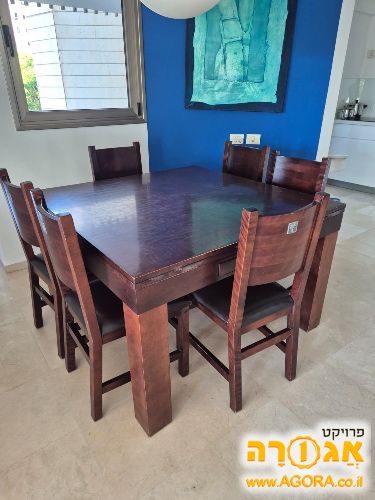 שולחן עץ מלא ללא הכיסאות