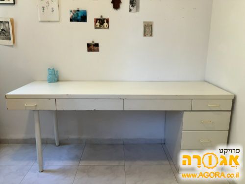 שולחן כתיבה גדול ונוח עם מגירות