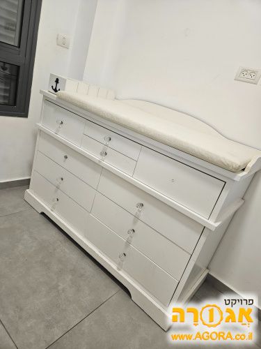 מיטה ושידה לתינוק