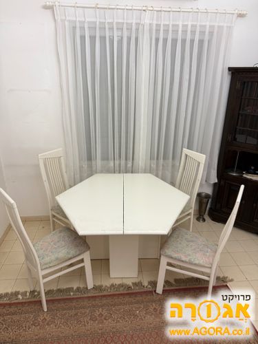 שולחן אוכל ו-12 כסאות