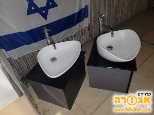 ארוניות מקלחת/שירותים עם ברזים וכיורים