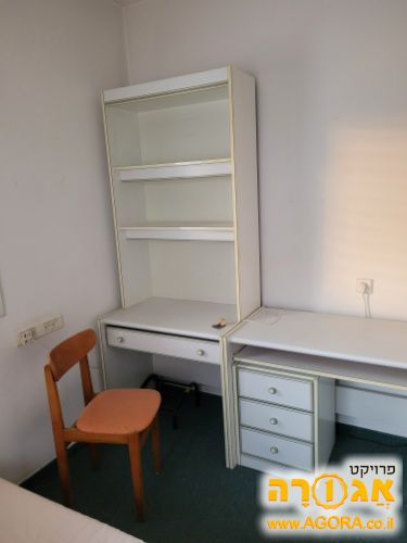 שולחן ומדפים
