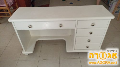שולחן לבן עם מגירות