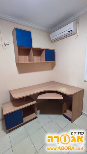 שולחן כתיבה ומחשב