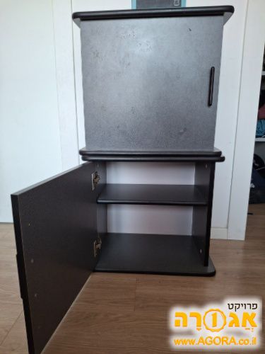 שתי שידות אפורות