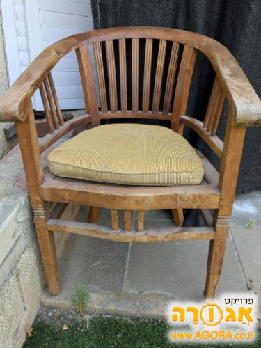 כורסת עץ מסיבית